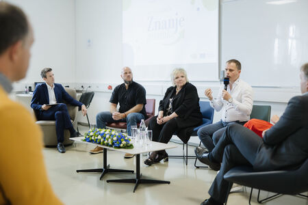 Znanje premika